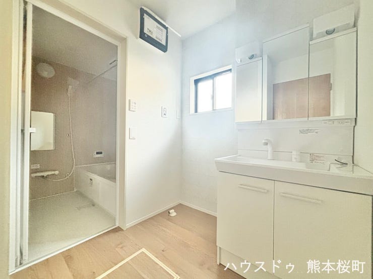 ■清々しいリフレッシュ空間■自分を磨き、気持ちを切り替える。心地よい光が差し込むプライベートスペース。