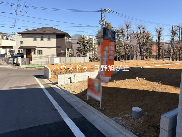 ― 光を受け止める“余白”が、この土地の価値。
道路との高低差がつくる開放感。
視線が抜け、空が広がる。
建物を配置した瞬間、
この区画は一段と映える舞台になる。