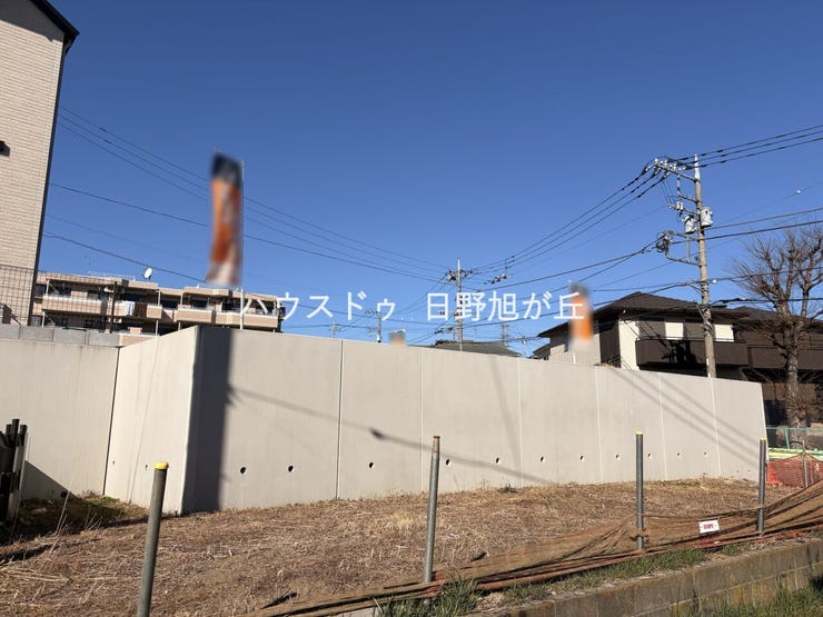 ― 静けさと空の広さが、日常の質を変えていく。
背後に広がる落ち着いた住環境。
騒がしさとは無縁の、穏やかな時間。
ここで迎える朝、
ここで過ごす週末。
暮らしは、確実にワンランク上へ。