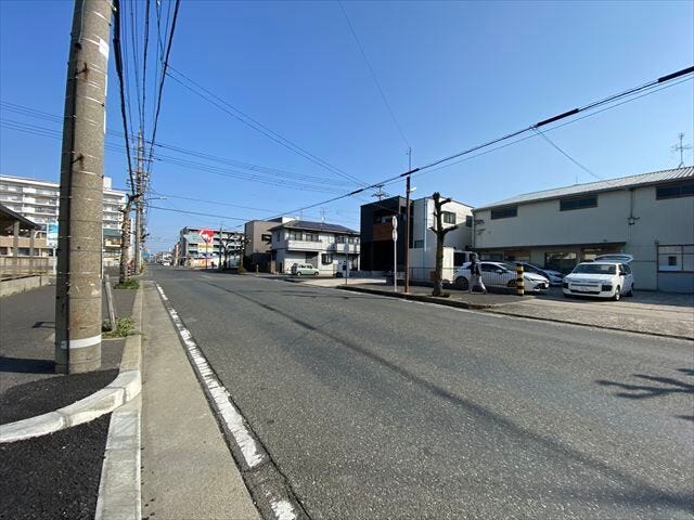 幅員約16mの前面道路です。広々としていて、街並みが開放的で圧迫感がありません。