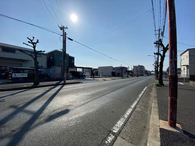 歩道も確保されているので安心して通学していただけます。引っ越しのトラックも止めやすい道幅です。