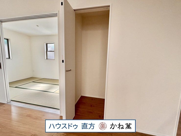 リビングには収納スペースがあります