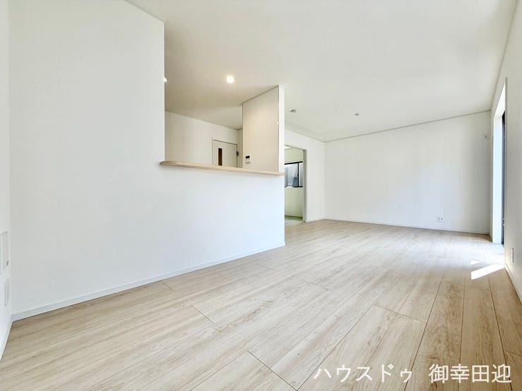 ■安らぎと笑顔の中心地■陽光が優しく降り注ぎ、会話が自然と弾む。ここでは、毎日が特別な時間へと変わります。