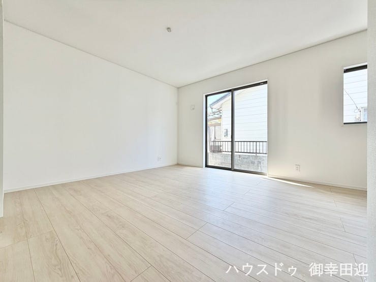 ■安らぎと笑顔の中心地■陽光が優しく降り注ぎ、会話が自然と弾む。ここでは、毎日が特別な時間へと変わります。