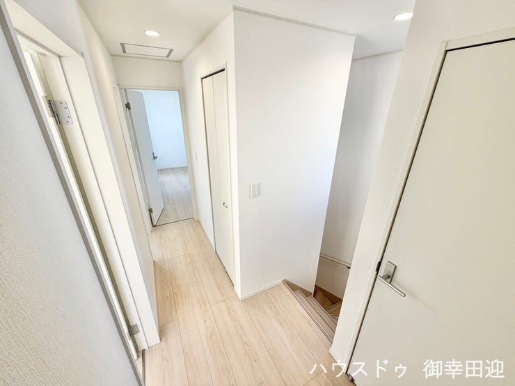 ■暮らしを繋ぐ、明るい動線■採光窓から光が差し込み、足元を優しく照らす。安全で快適な、家族の生活を支える縦の繋がりです。