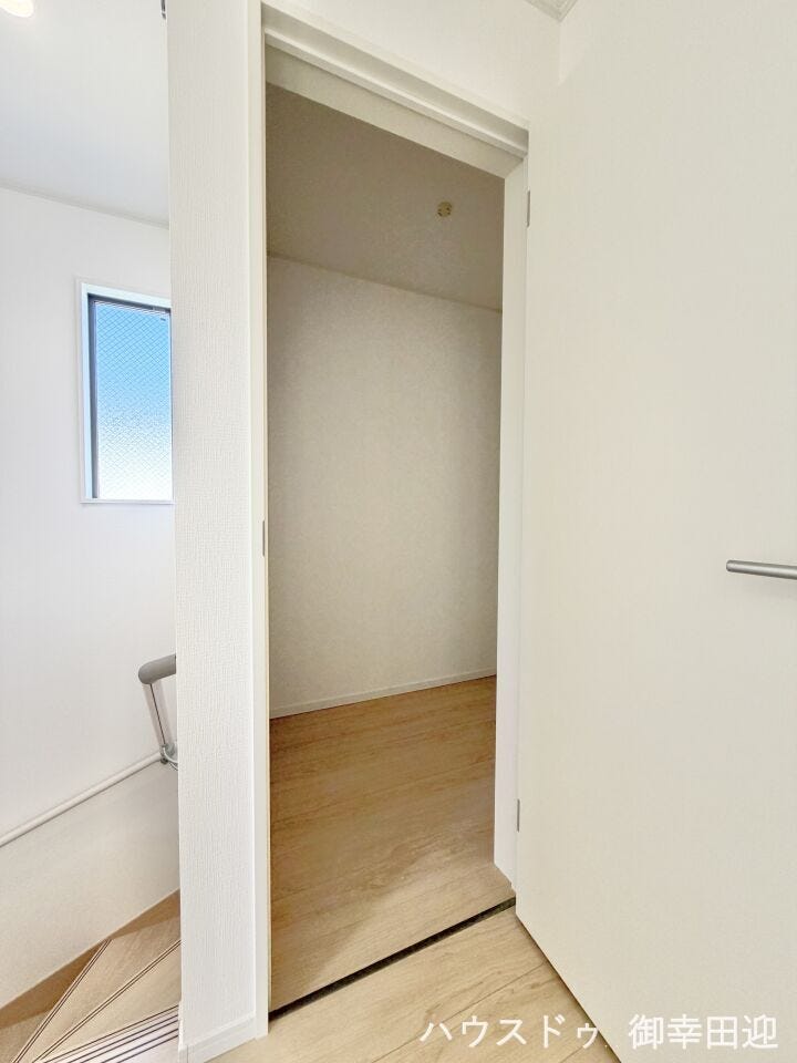 ■2階ウォークインクローゼット■衣類から小物まで一ヶ所に集約。整理整頓がしやすく、毎日のコーディネートが楽しくなるゆとりの収納です。