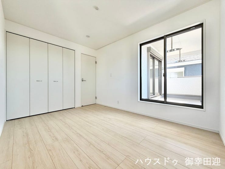 ■2階6帖洋室②■寝室、書斎、趣味の部屋。家族の成長やライフスタイルに合わせ、様々な使い方ができる快適な空間です。