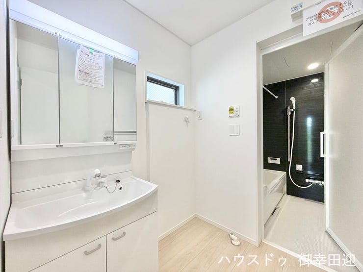 ■清々しいリフレッシュ空間■自分を磨き、気持ちを切り替える。心地よい光が差し込むプライベートスペース。