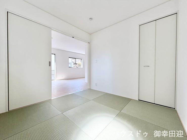 ■1階4.5帖和室■ゲストをもてなし、昼寝や家事にも使える、畳のぬくもりが心地よい多目的万能スペース。