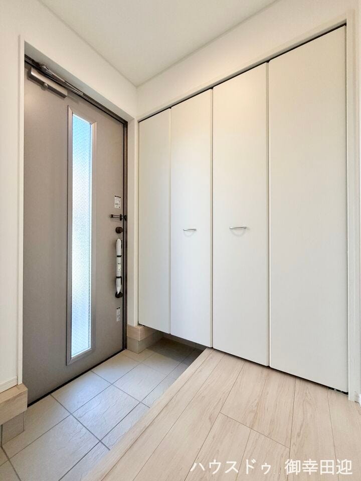 ■「ただいま」の安堵をくれる場所■訪れる人を迎え入れ、帰るたびにホッと一息つける、明るく機能的なエントランス。