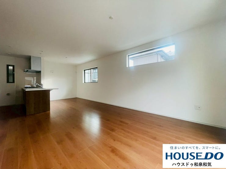 高級感と開放感のあるリビング。窓から光が差し込み明るいリビング空間です。