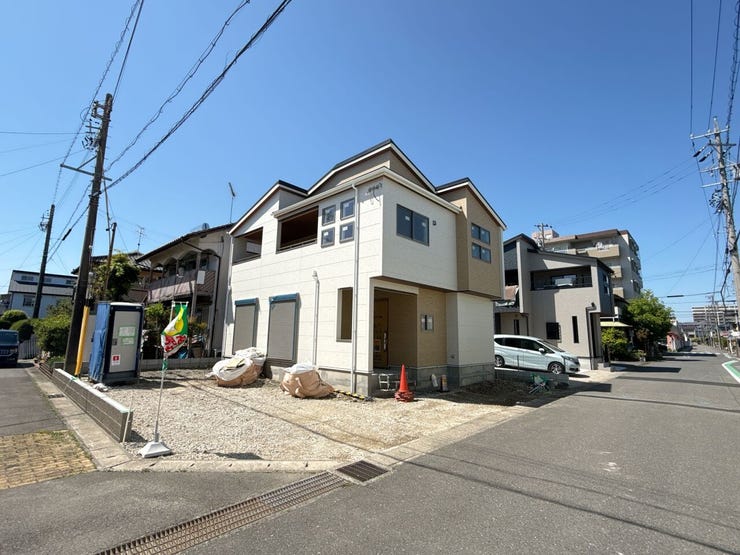 車がスピードを出しにくいため、交通事故のリスクが低減されます。歩行者や自転車が安全に通行しやすい環境です。