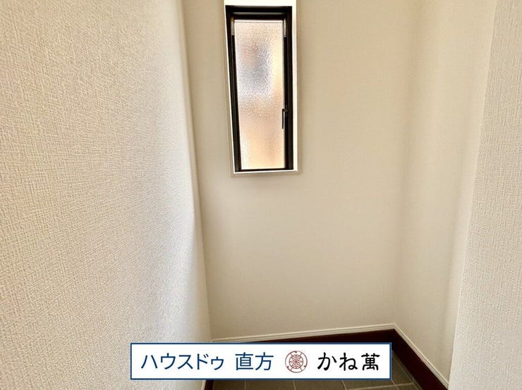 玄関には収納スペースがあり、ベビーカー等を収納することができます