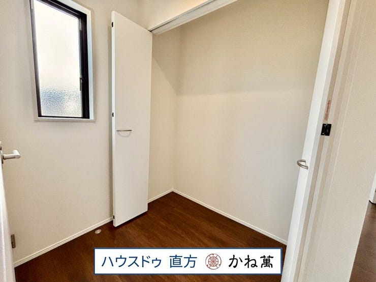 2階廊下には収納スペースがあります