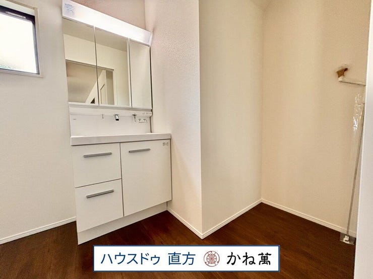 洗面台横には収納スペースがあります