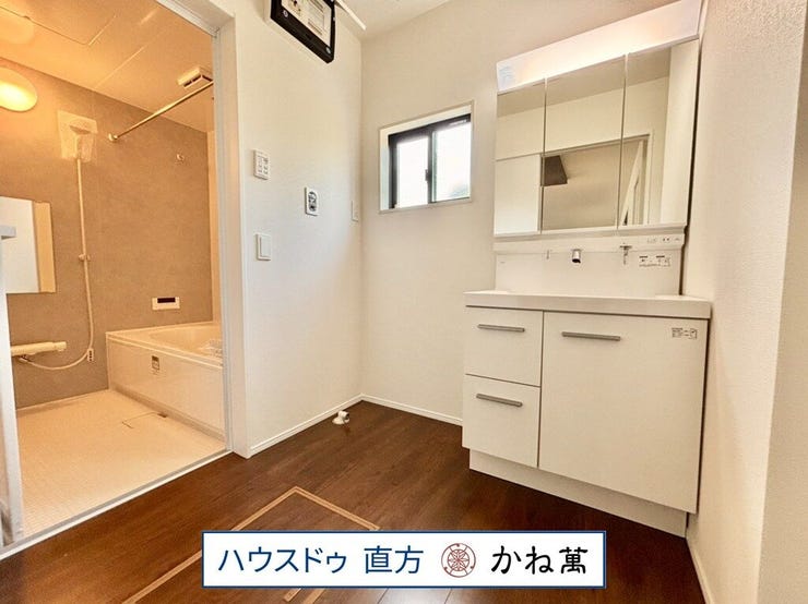 独立洗面化粧台
三面鏡内に収納があり、洗面用具を片づけることができます