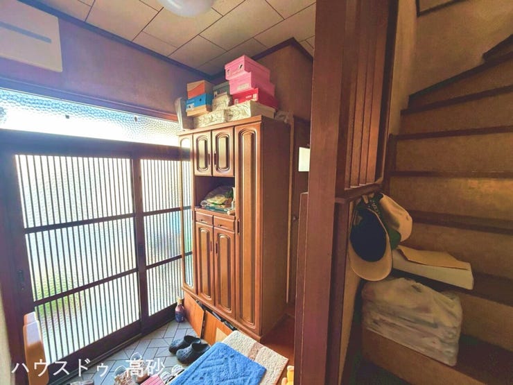 光あふれる格子戸の玄関。毎朝の『行ってきます』を明るく送り出してくれる場所です(撮影日:2026.2.5)