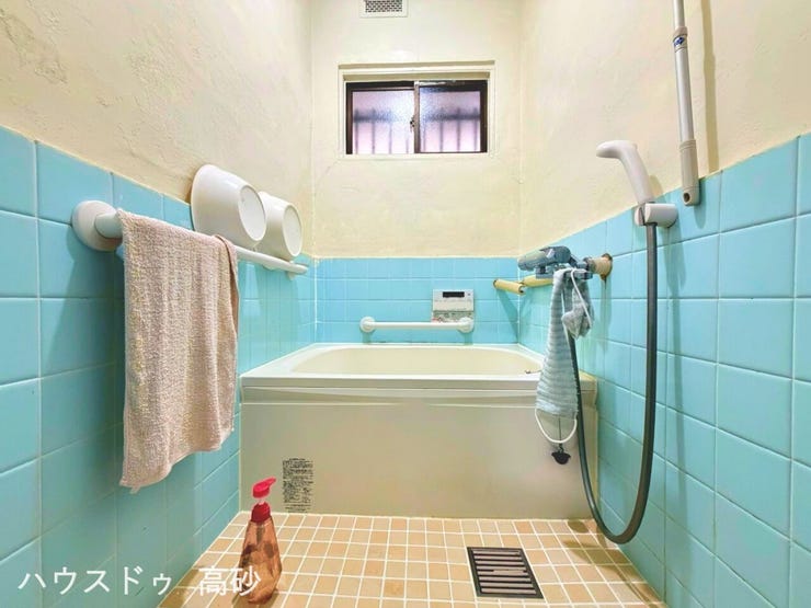 爽やかなブルータイルが光る浴室。(撮影日:2026.2.5)