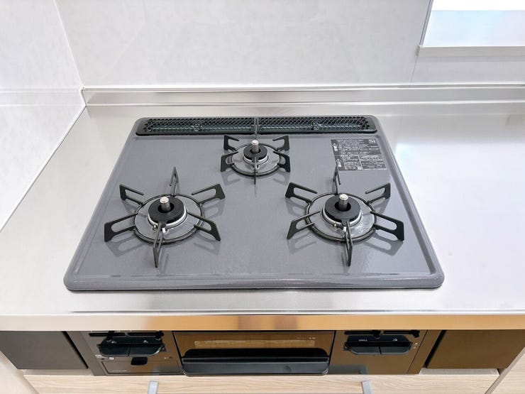 3口コンロで同時にお料理ができるため、時間のない忙しいママの強い味方!