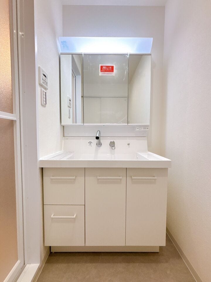 洗面化粧台にも収納があり洗剤のストックや掃除道具等収納が可能です♪