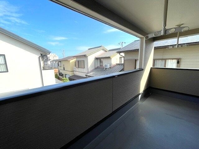 バルコニーには屋根があり、急な雨でも安心♪
天候に左右されにくく、洗濯物干しにも便利なスペース。