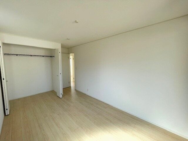 2階 洋室(7.3帖)
クローゼット付きで、整理整頓しやすく、お部屋がスッキリ整います。