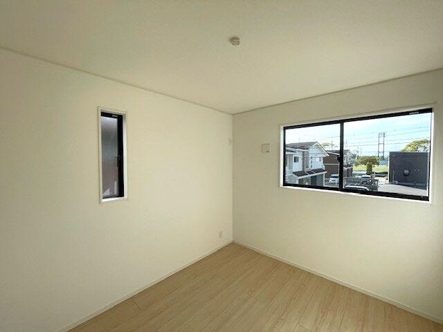 2階 洋室(5.3帖)
デスクやベッドを配置しても圧迫感が出にくく、子供部屋にも最適です。