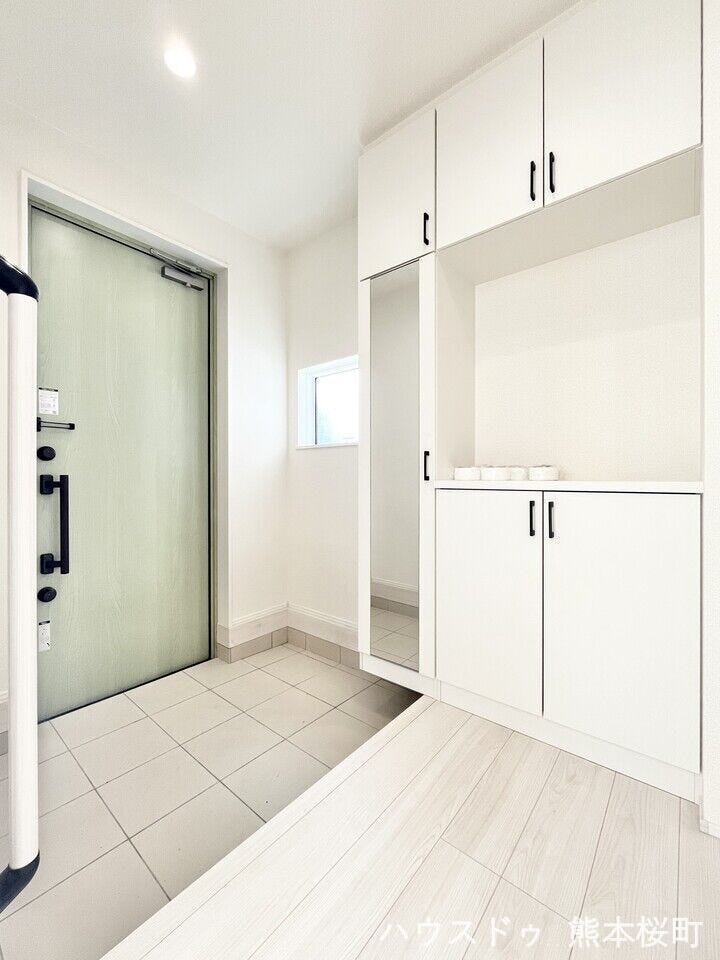 ■□■玄関■□■
収納力の高いシューズボックスには全身が確認できる鏡付きで、お出かけ前の身だしなみチェックができます◎小窓からの自然光で暗くなりがちな玄関も明るくなります♪