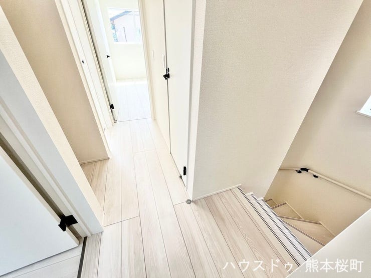 ■□■2階廊下■□■
階段の採光窓からの光で、暗くなりがちな廊下も昼間は電気をつけなくても十分な明るさです♪