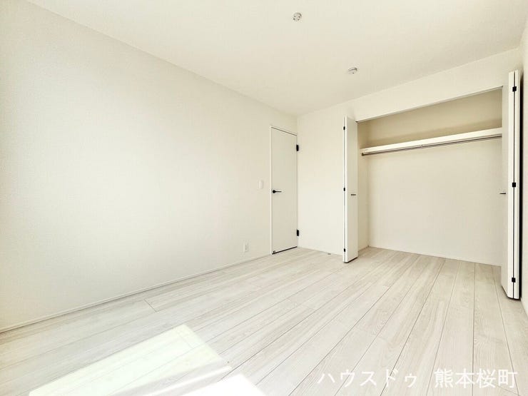 ■□■2階6帖洋室■□■
新生活にぴったりの清潔感と、大きな窓からの採光で朝が楽しみになる明るいお部屋♪