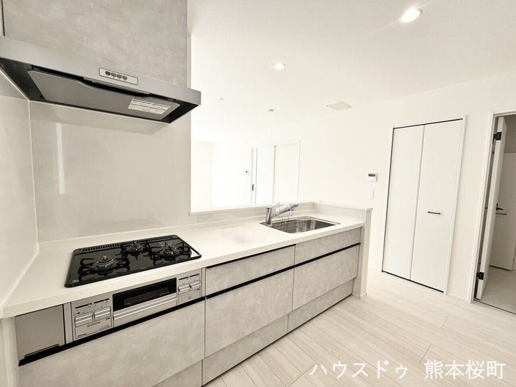 ■□■キッチン■□■
3口ガスコンロで火力がわかりやすく調理のしやすさ◎パントリーに食料品や消耗品・日用品をストックできてキッチンスペースも広々♪