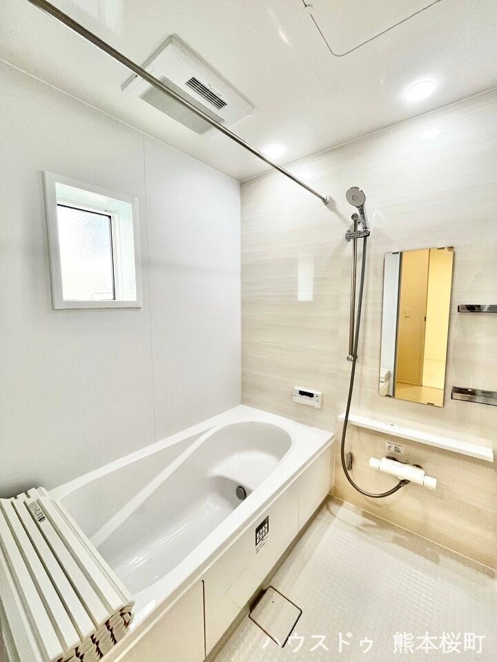 ■□■浴室■□■
浴室乾燥付きで雨の日や冬のお洗濯物も安心です!また追い焚き機能も付いているので浴室に行く手間が省けてお好きなタイミングで入浴できます♪小窓もあり換気対策もバッチリ◎