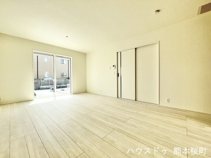 ■□■リビング■□■
大きな窓からの採光で明るく・温かな雰囲気のリビングルーム☆ゆったりと家族団らんの時間を楽しむことができて、テレビやソファを置いても広々過ごせます♪