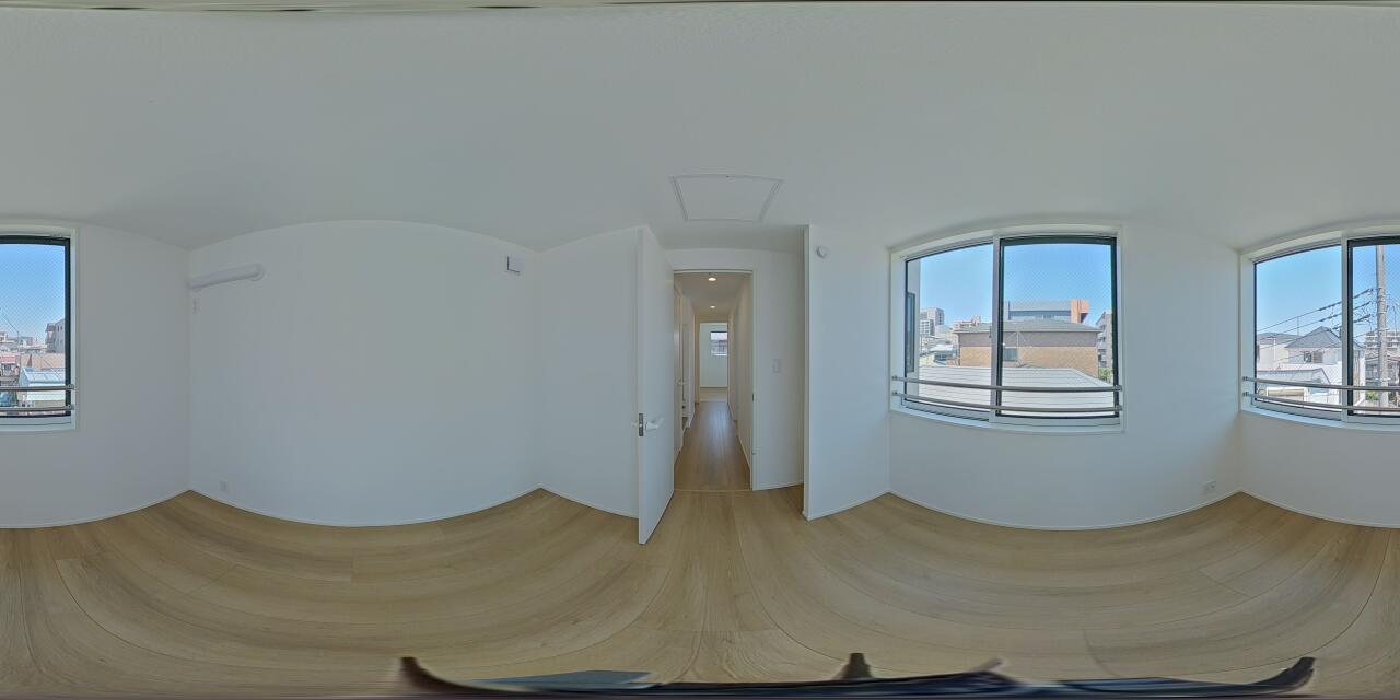 3階洋室は複数の窓を備えた明るい空間。開放感があり、居室としてはもちろん書斎や趣味のお部屋にもおすすめです。