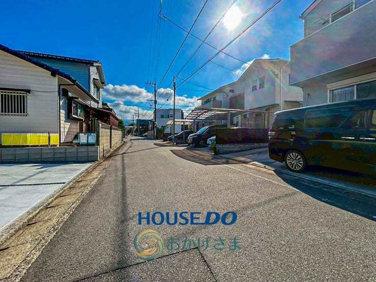 ゆとりある道幅の前面道路。周辺には高い建物がなく、開放的で陽当たりや風通しの良さも期待できる環境です。