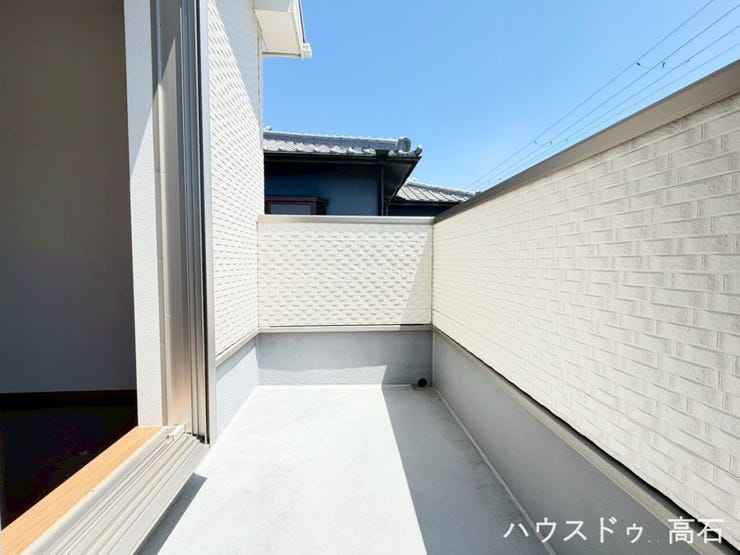 日当たりの良いバルコニーで、洗濯物もよく乾く快適なスペース。開放感があり、気持ちよく外の空気を感じられます。