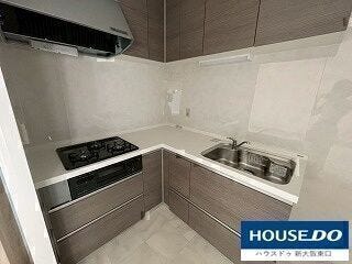 三口コンロ・グリル付きのL字システムキッチンです。