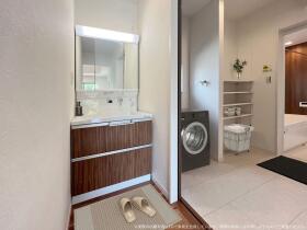 【横尾材木店】建物プラン例
建物総額1990万円
建物面積87.20㎡
他立地条件により別途工事費用が発生する場合がございます