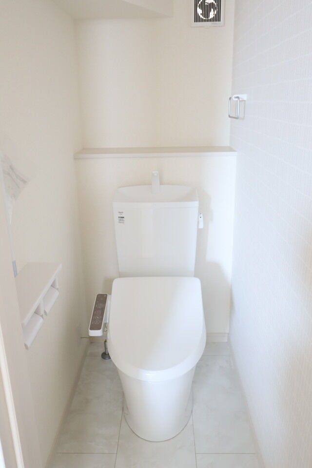 ◇トイレ◇ 同仕様
1階2階とも温水洗浄便座♪
便座が暖かく、冬でも快適です♪