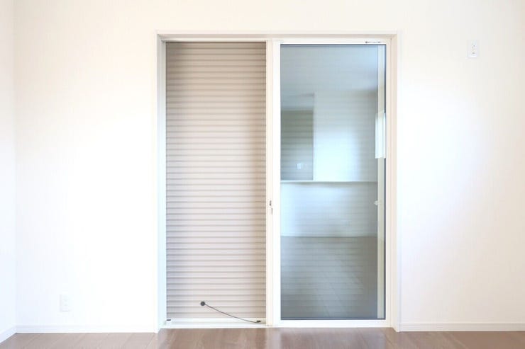 ○シャッター雨戸○ 同仕様
開閉に力が要らないシャッターを採用しています♪
外出時や旅行時の防犯、台風など雨風の強い日にも安心ですね♪