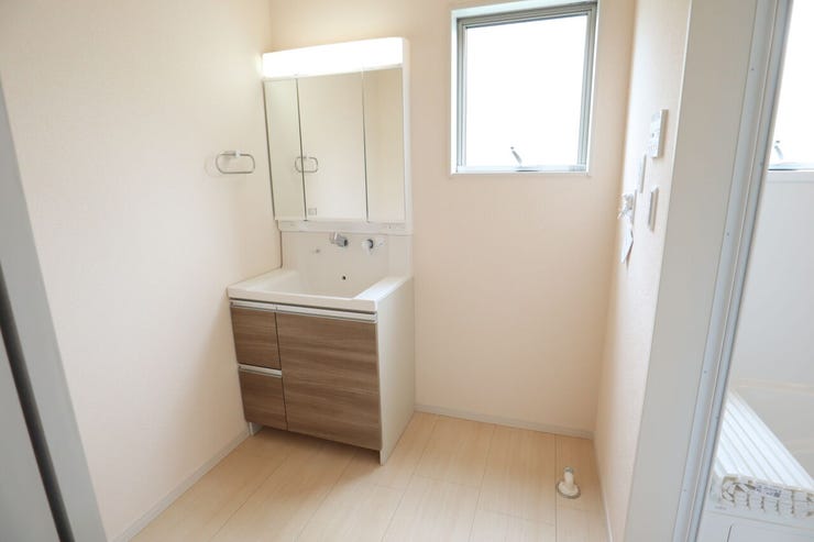 ◇洗面所◇ 同仕様
シャワー付き洗面化粧台♪
三面鏡付で朝の身支度もラクラクです♪