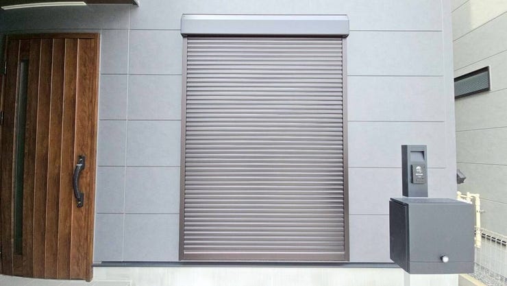 【シャッター付き雨戸】
雨戸とシャッターを組み合わせることで、強風や大雨などの悪天候にもより効果的に対応できます!
また外部からの衝撃や飛来物から家屋を守り、防犯性も向上します♪