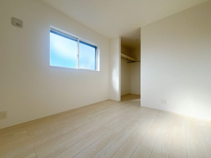 【全室収納付き】
全ての部屋に収納が備わっているため、家族ごとに持ち物を分けて整理しやすく、生活空間をすっきり保てます!
日々の片付けがしやすく、暮らしのリズムが整いやすい嬉しいポイントです♪