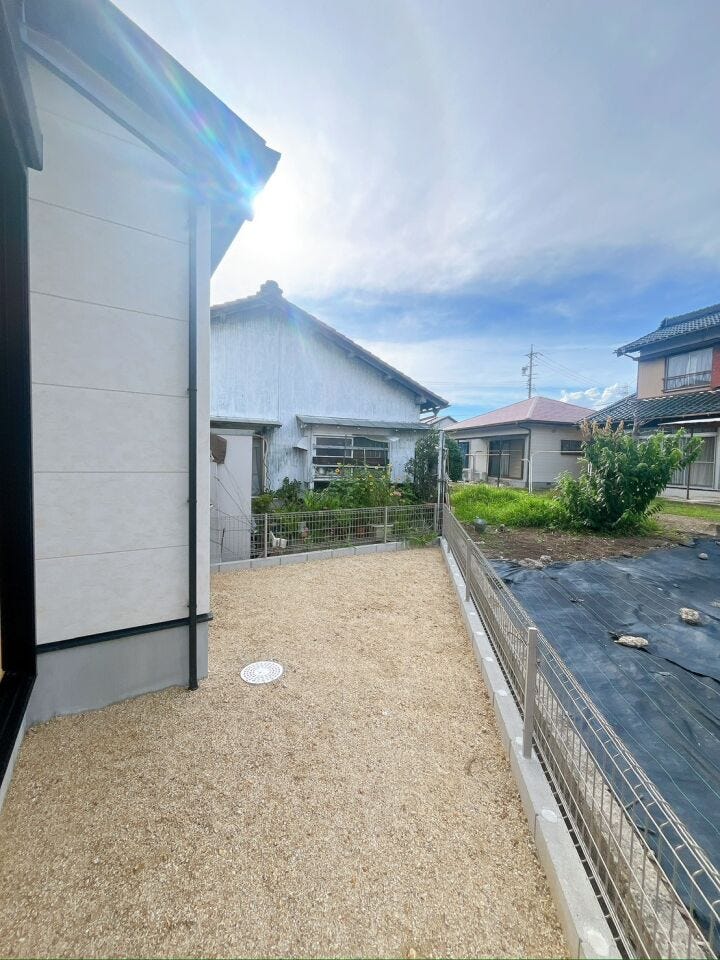 【庭】
コンテナガーデンを取り入れればトマトなどの作物を育てて家庭菜園が楽しめます♪
限られたスペースだからこそ手入れがしやすく、お花やグリーンを飾り、癒し空間として暮らしに彩りを添えられます♪