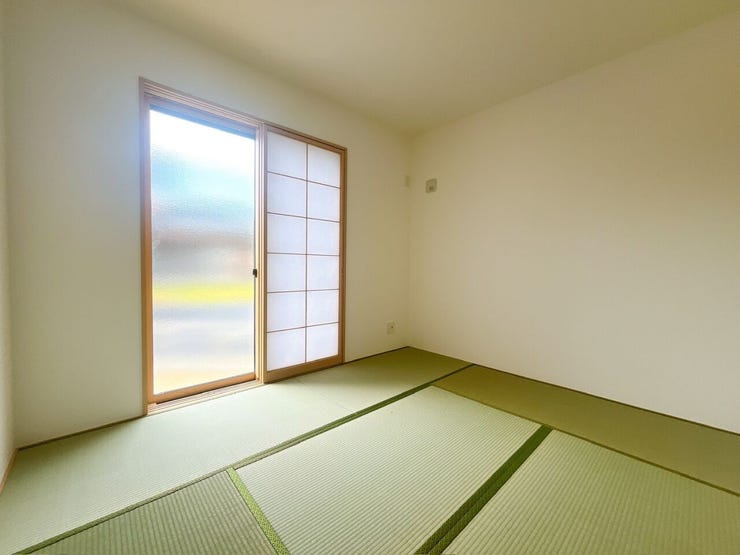 【和室】
畳は客間・寝室・食事など様々な用途で使用することができ、湿度調整にも優れています!
柔らかな肌ざわりと木の香りが心をほぐし、和室ならではの落ち着きと安らぎに満ちた空間を生み出します♪