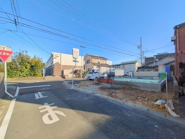 幅員約4.9mの側前面道路です。2台の車がすれ違うことが出来る道幅です。車の出し入れもゆったりとする事が出来ます。