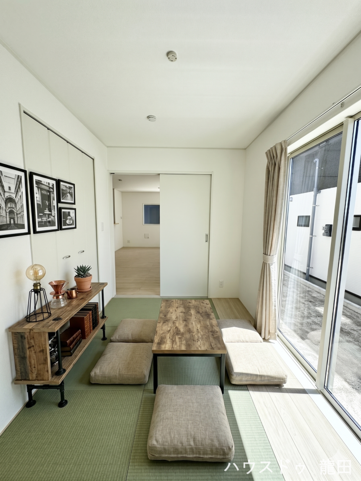■□■和室■□■
明るい光が差し込む畳のお部屋。お子様の遊び場やお昼寝スペースとして、家族の隣で安心して過ごせます。
※家具を入れたイメージ写真です