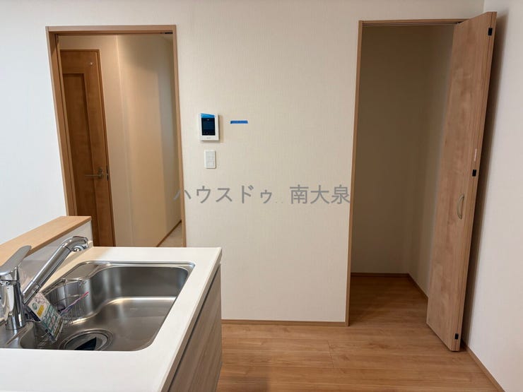 キッチン横には大きな収納スペース!ストック用品もこちらに収納できる