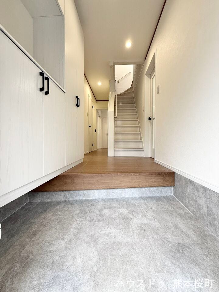 ■「しまう」が叶える、美しい玄関■大容量のシューズボックスがあることでいつも整理された、気持ちの良い「家の顔」を保てます。