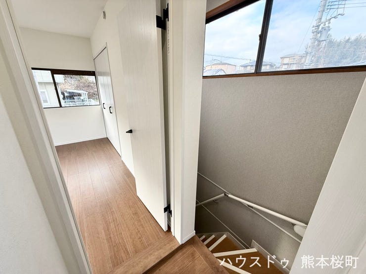 ■暮らしを繋ぐ、明るい動線■採光窓から光が差し込み、足元を優しく照らす。安全で快適な、家族の生活を支える縦の繋がりです